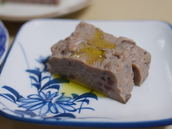 鯵の蒲鉾にオリーブオイルをかける